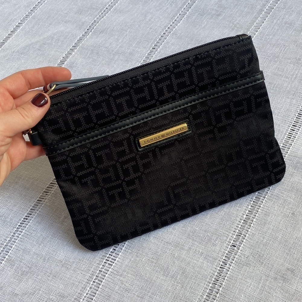 Tommy Hilfiger NWOT black wristlet. - Picture 1 of 13